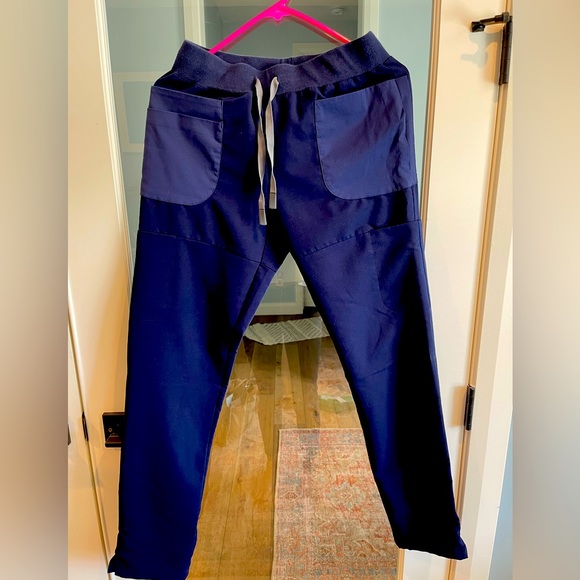 Barely worn and discontinued style from FIGS - Picture 1 of 6